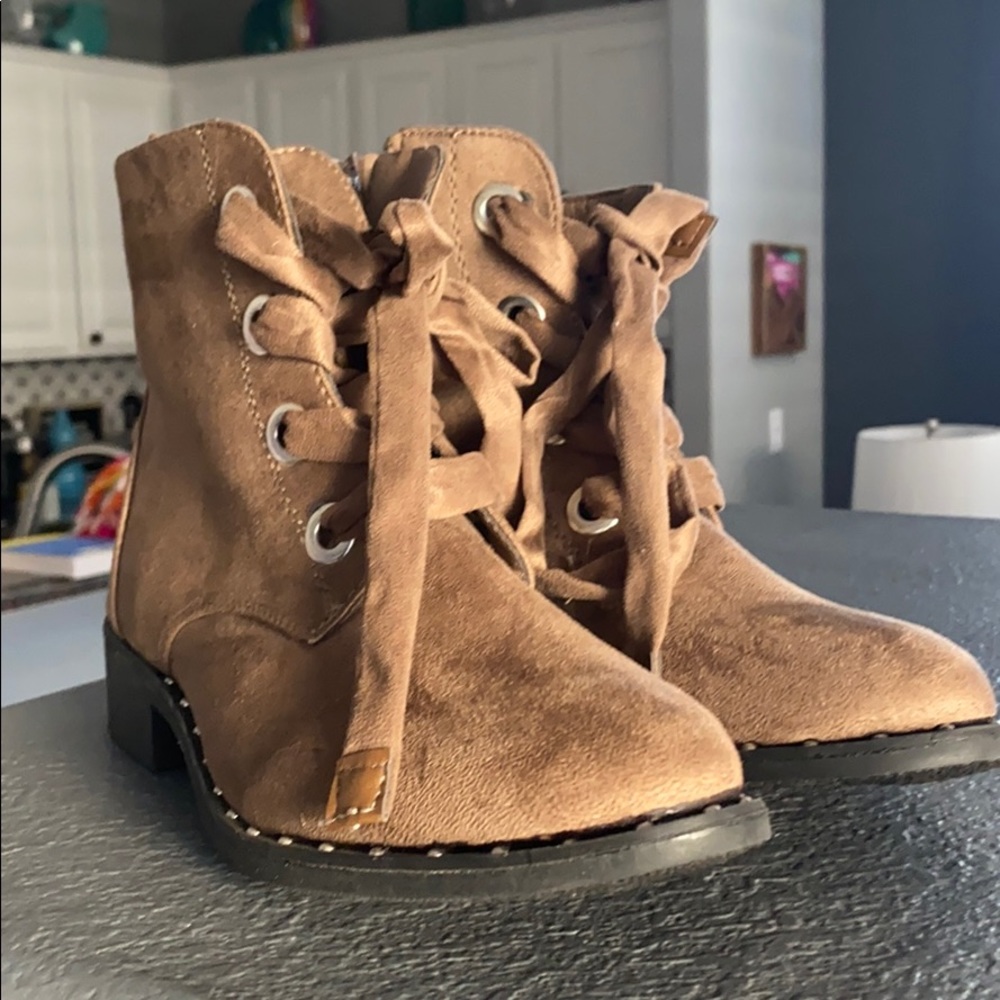 NWOT DISCOVERY Brown Boot - Never worn